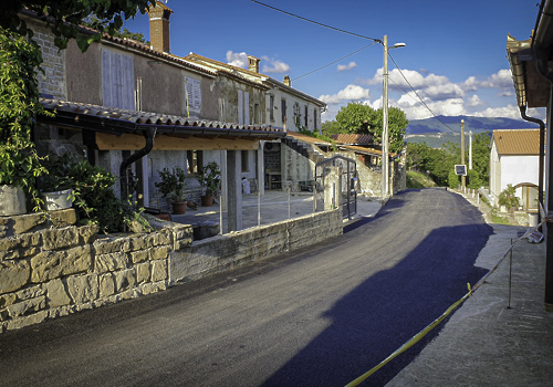 Parking pumpa in asfalt Slatine