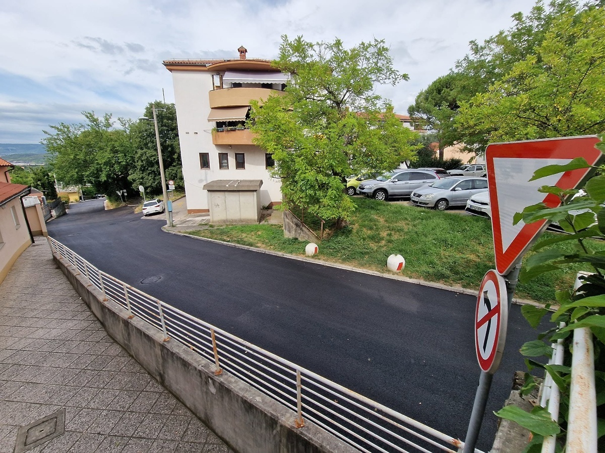 Asfaltiranje ceste pod pošto 1.7.2024